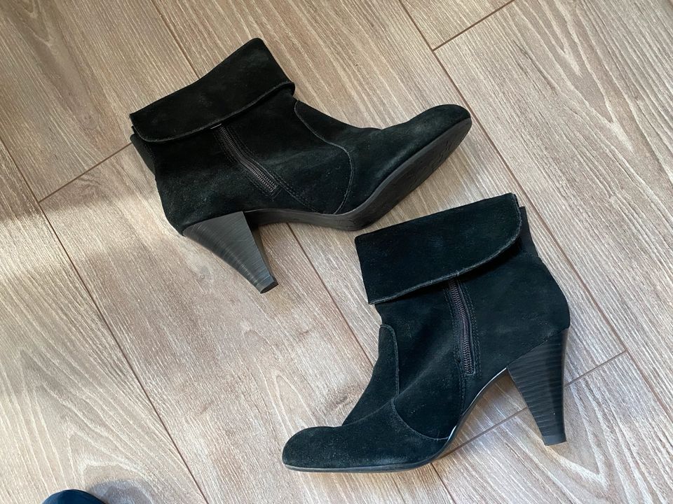 Tamaris Boots Stiefeletten 40 Leder Schwarz + Pumps 39 Blau NEU in Leipzig