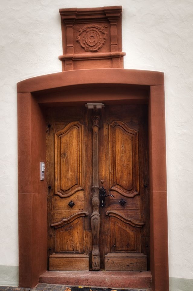 Giovane vita in vecchie mura nel monumento culturale Mettlacher Hof, ex parrocchia Burg in Burg (Mosel)