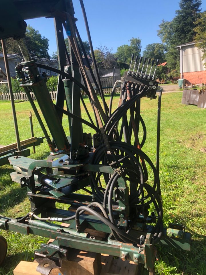 Langholz- LADEKRAN und -Anhänger für Traktor in Himbergen