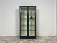 WMK Sehr schöner und professionell aufgearbeiteter antiker Medizinschrank in sehr gutem Zustand aus Metall und Glas mit Doppeltüren und 4 Glasböden # Arztschrank Arztvitrine Apothekerschrank Vitrin Friedrichshain-Kreuzberg - Friedrichshain Vorschau