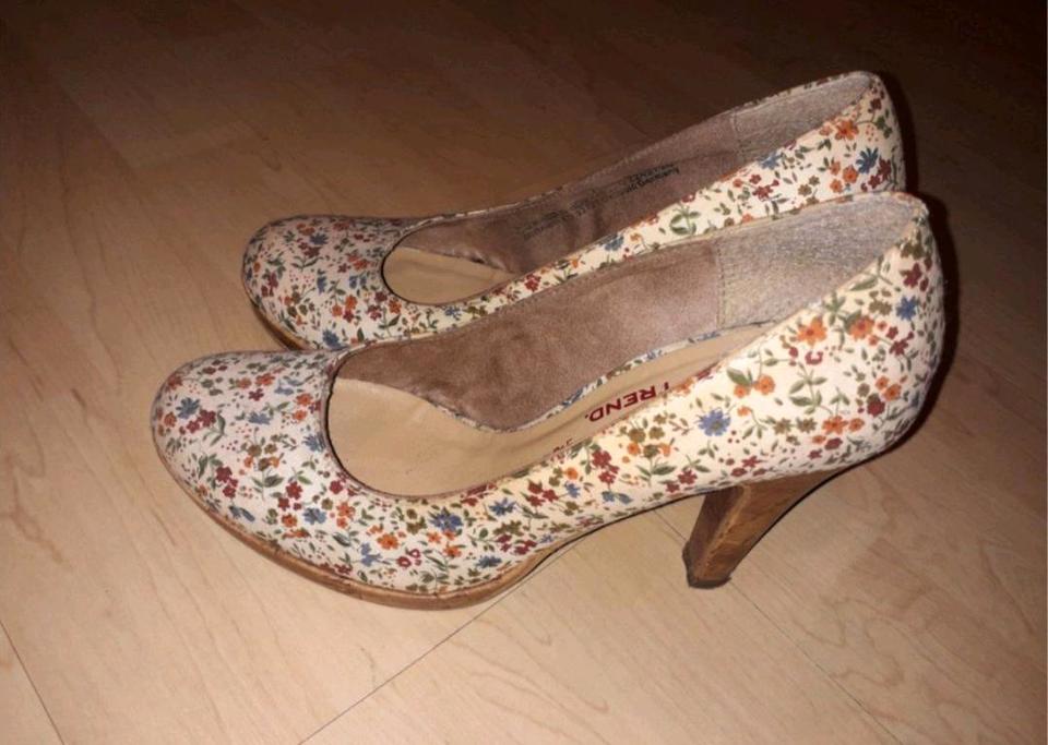 Pumps High Heels mit Blumenmuster Gr. 38 von Tamaris Leder in Habichtswald