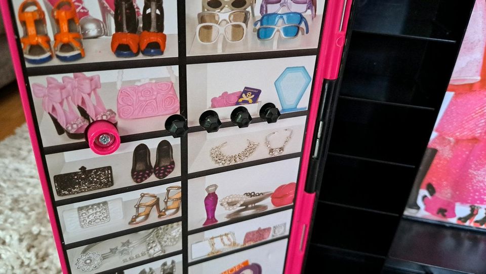 Barby-Puppen  Auto und Kleiderschränke (je 6,-€,zus. 15,-€) in Essen