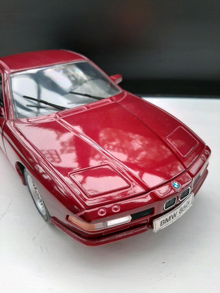 BMW 850i MODELLAUTO MAISTO 1:18 dunkelrot, unbespielt in Forchheim