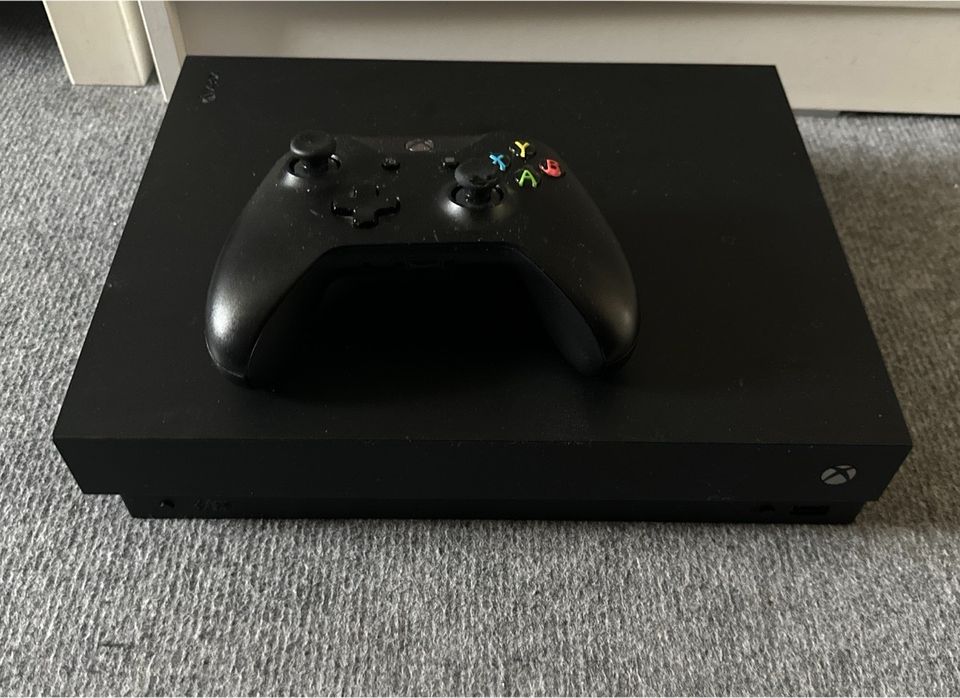 Xbox One X 1TB 4K + Controller TOP in Köln