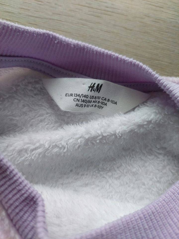 Pullover von H&M 134/140 Einhorn Kuschelpulli in Gießen
