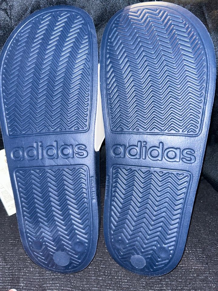 Adidas Adiletten Badeslipper, Gr. 7 - 40 1/2 NEU in Schwarzenbruck