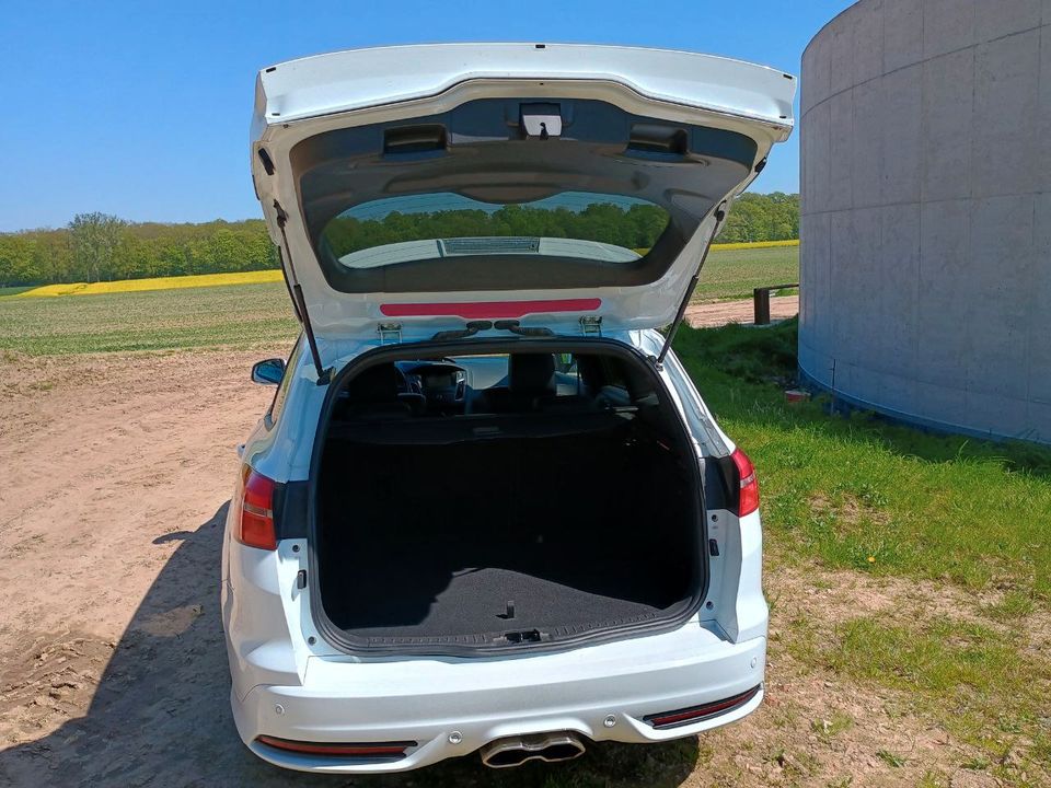 Ford Focus ST Scheckheftgepflegt in Lübeck