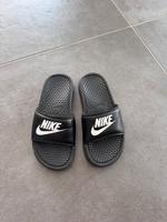 Nike Schlappen Slides Slipper schwarz weiß Größe 37,5 Bayern - Baar-Ebenhausen Vorschau
