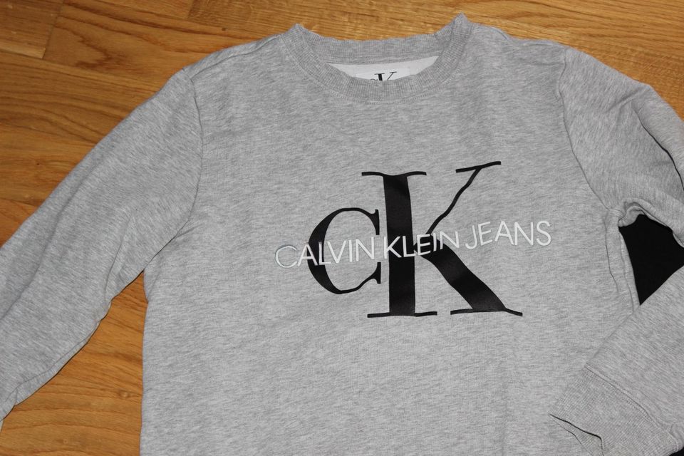 2 Sweatshirts von Calvin Klein und H&M Gr 12 146 152 Top in Stuttgart