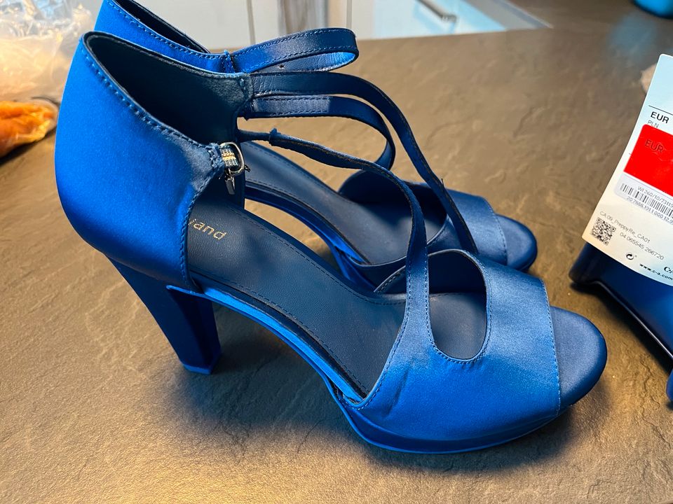 Neue Pumps blau mit Tasche passend neu in Schwalbach