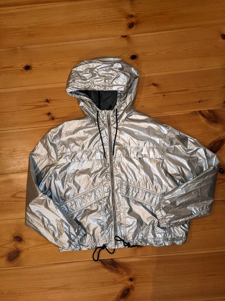 Jacke Sommerjacke Silber metallic Oversize Gr. 36, neuwertig! in Berlin