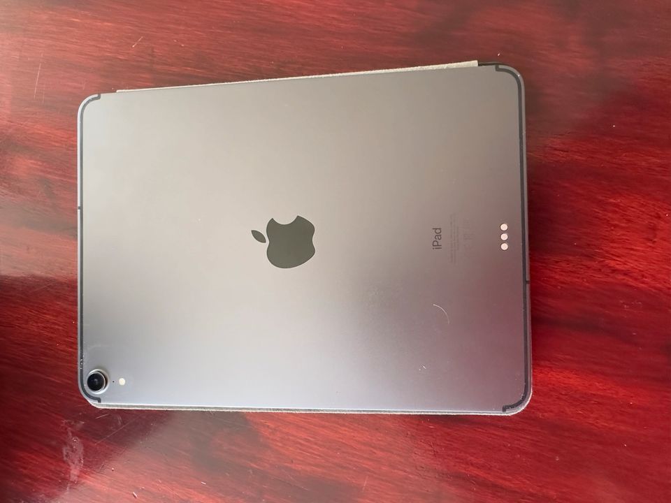 Apple iPad Pro 11“ 256 GB 1. Gen. Cellular / 4G A1934 Space Grey in Ilmmünster