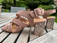 Buffalo Sandalen mit Glitzerabsatz, Größe 38, Farbe camel Nordrhein-Westfalen - Kaarst Vorschau