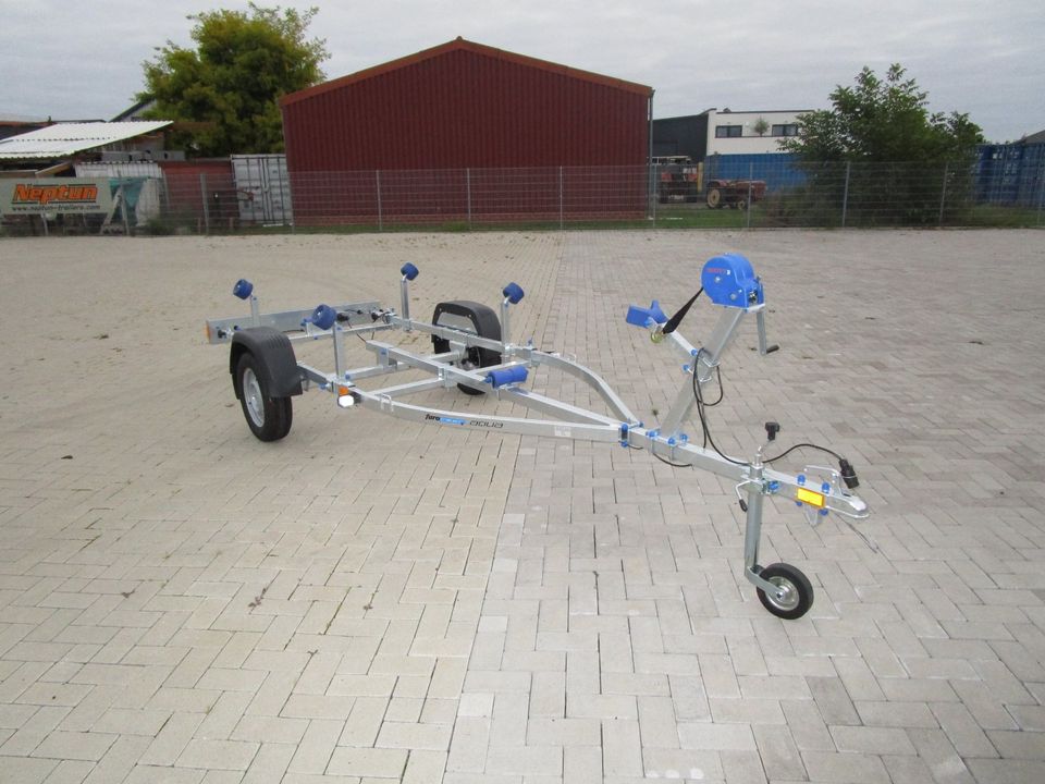 Bootstrailer 750 Kg, mit 4 Rollauflagen, 100 Km, Winde in Syke