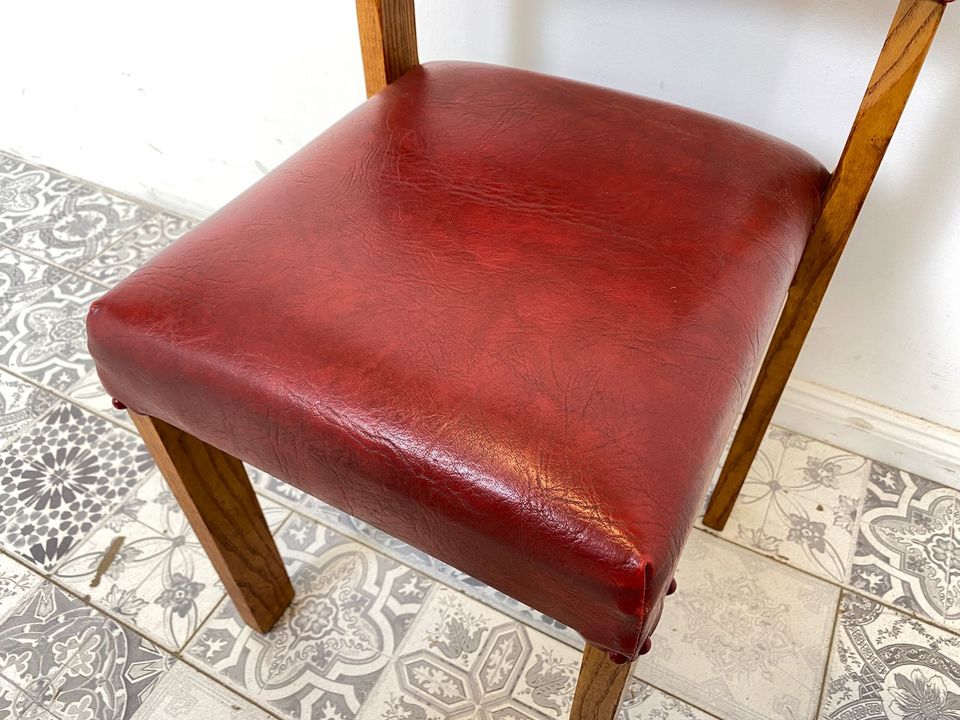 WMK Sehr schöner, bequemer und gut erhaltener Mid-Century Kinderstuhl mit pflegeleichtem rotem Kunstlederbezug # kleiner Stuhl Sitz Hocker Sitzhocker Leder Vintage Retro # Versand möglich in Berlin