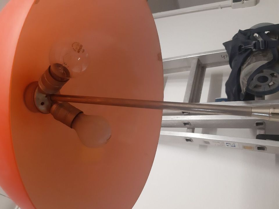 Lampe 70er Jahre, Tischlampe in orange mit Metallfuß in Chrom in Erding