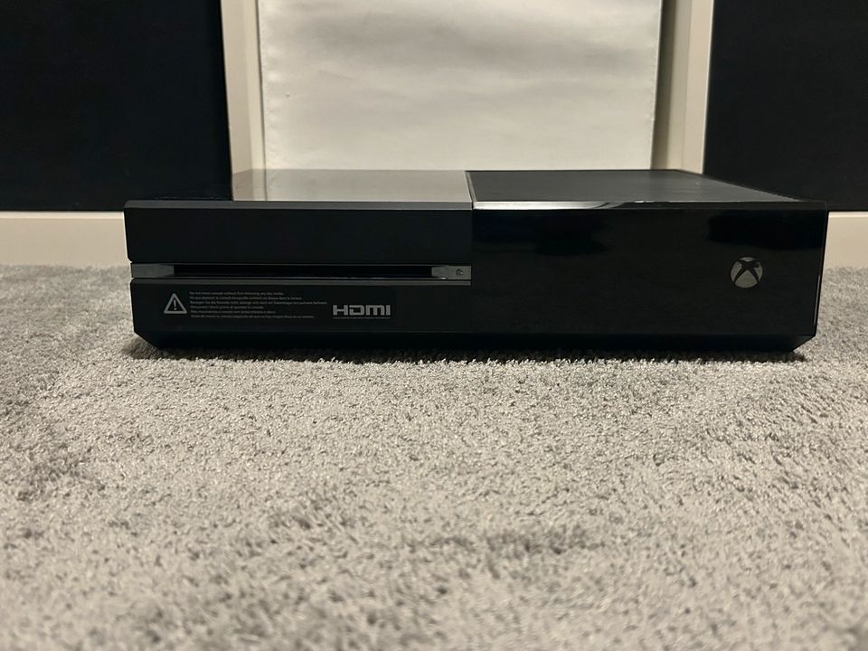 Microsoft Xbox One 500GB Schwarz Set in Würzburg