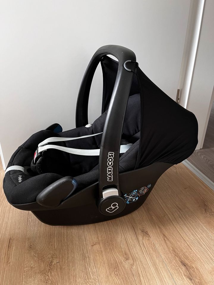 Maxi Cosi Pebble in schwarz + FamilyFix Station in Pfullendorf