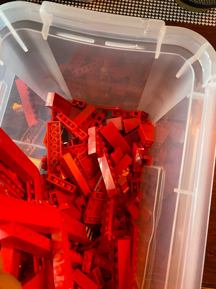 Rote Legosteine in Bruckmühl