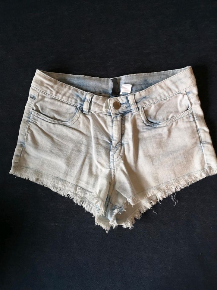 Kurze Jeans Hose Shorts hot pants 36 destroyed in Dinslaken