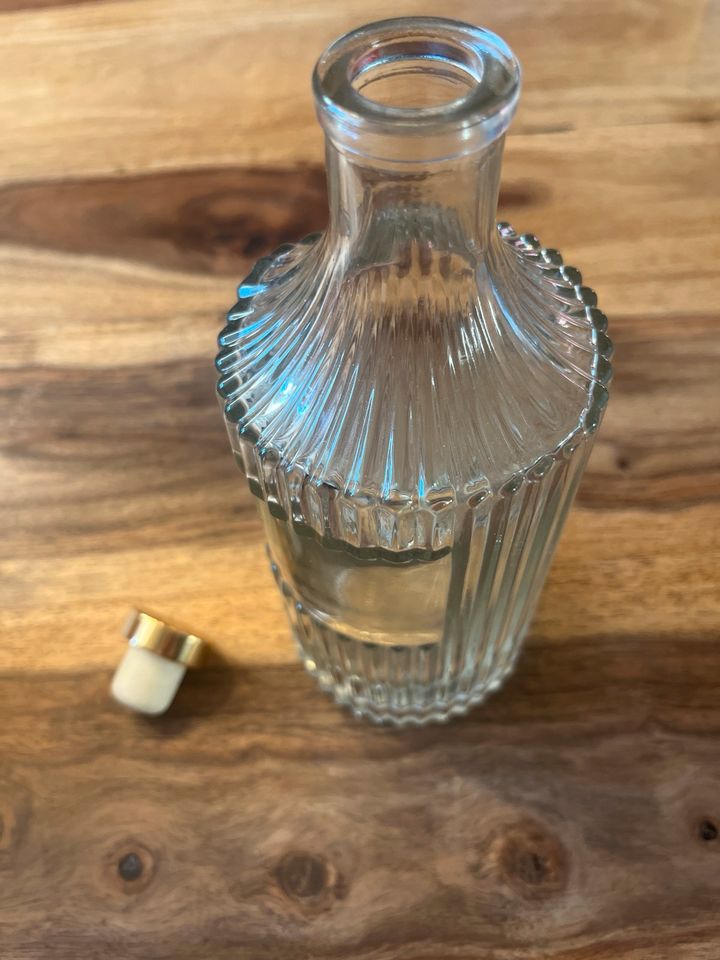 schöne Glasflasche, Flasche für alkoholische Getränke, Vase, Deko in Augsburg