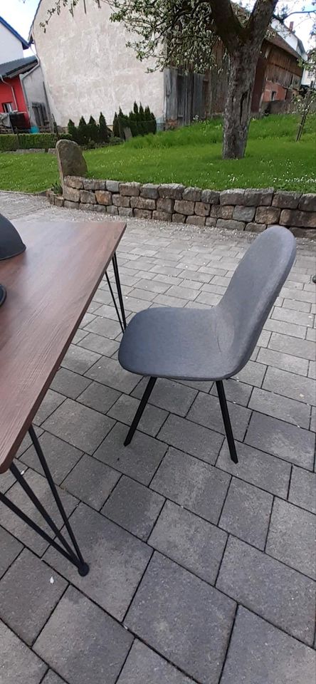Tisch mit 4 Stühlen in Ebersburg