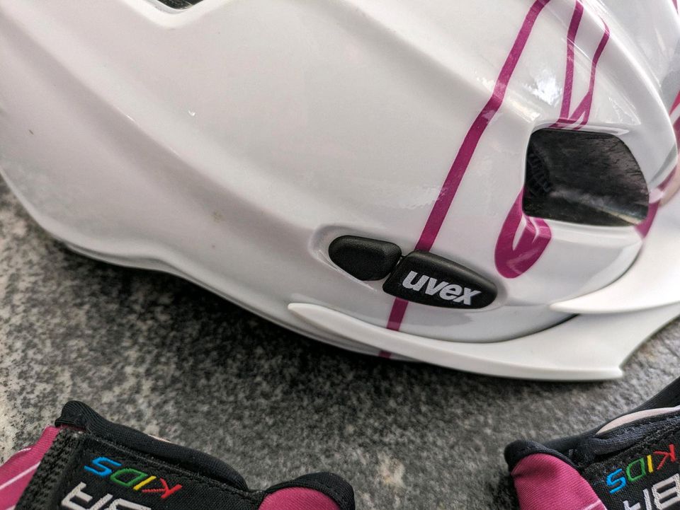 Fahrradhelm und Handschuhe, pink in Schmalkalden