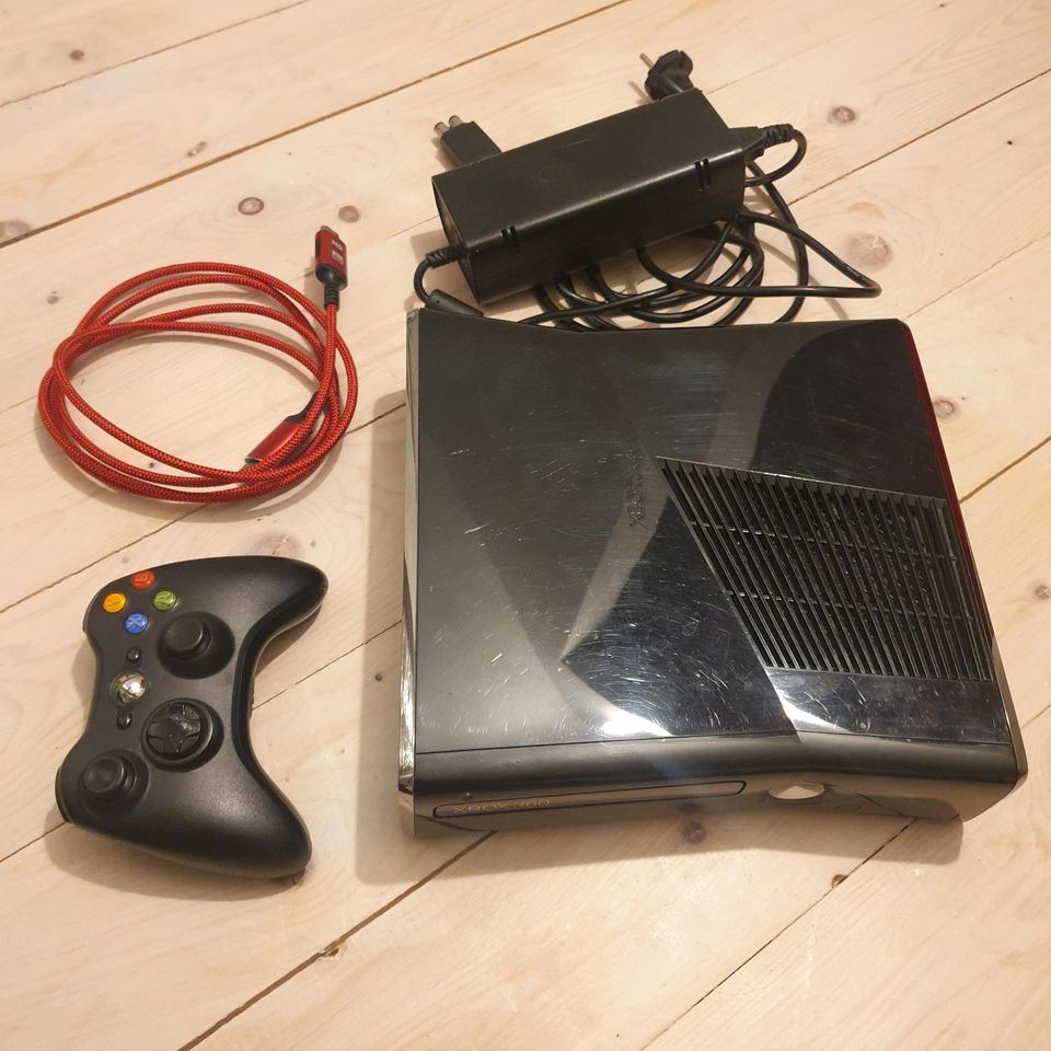 Xbox 360 250GB Slim Glossy Set in Hamburg