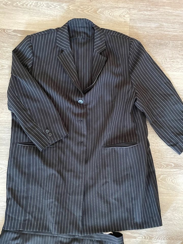 Anzug Blazer Hose Rock Streifen schwarz weiß Set C&A 52 in Steinbergkirche
