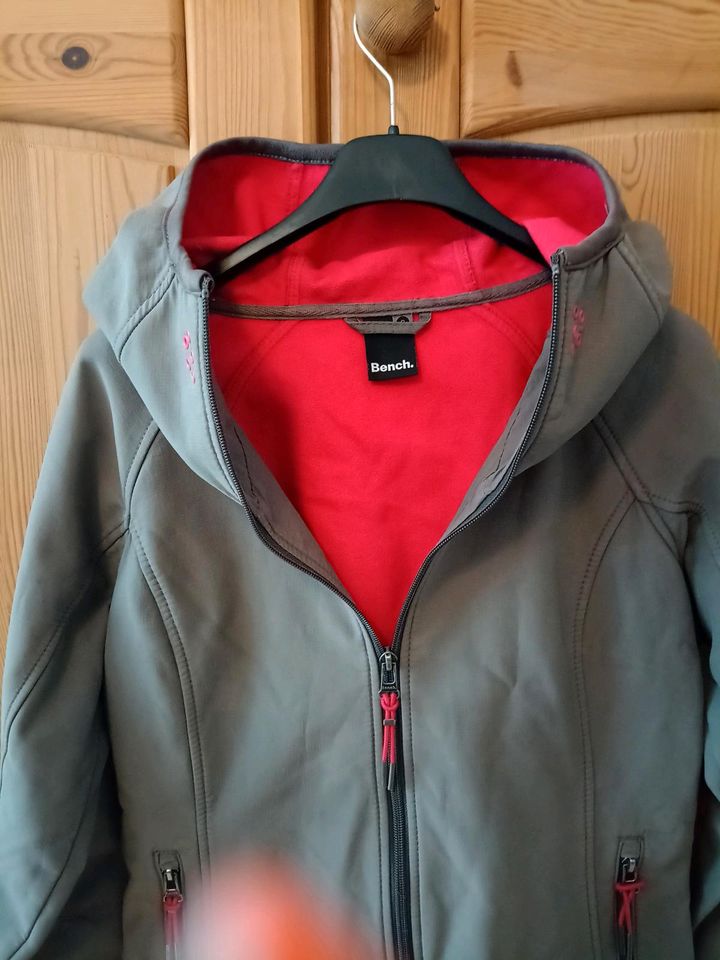 BENCH Jacke Gr S grau rot  Windjacke Übergangsjacke Vlies Futter in Gundelfingen