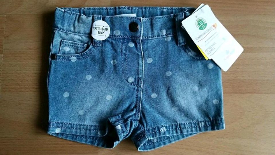 Jeansshorts mit Pünktchen in Gr. 74 in Dresden