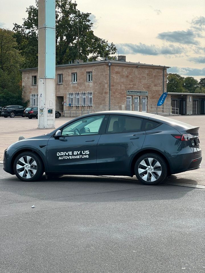 Tesla Model Y 2023 372 PS Autovermietung Mietwagen Automieten Rent a car in Berlin