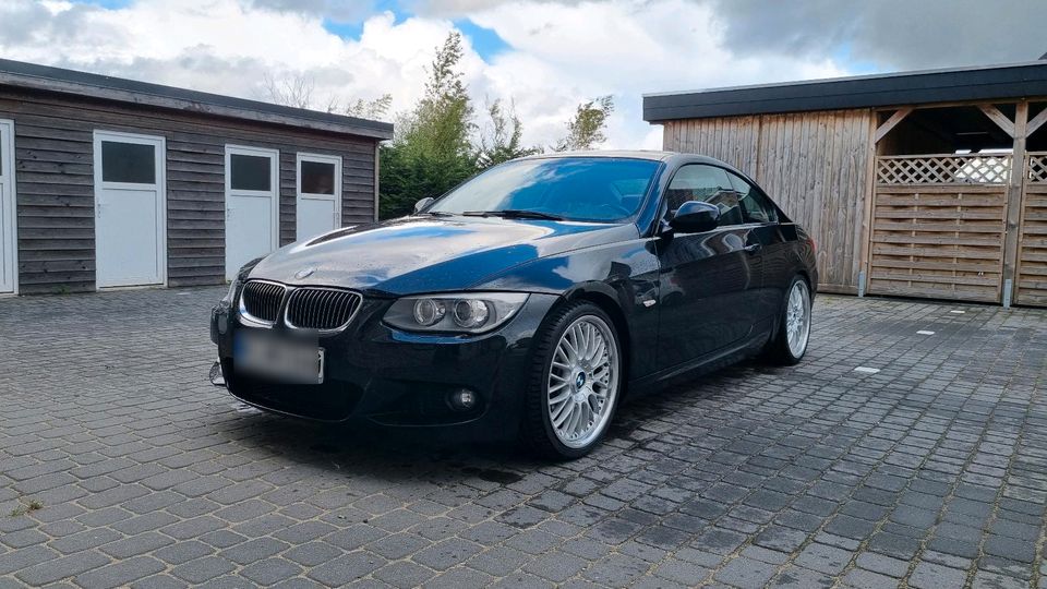 BMW e92 330i, M, H&K, Leder, GSD, Navi, 8 fach in Großenaspe