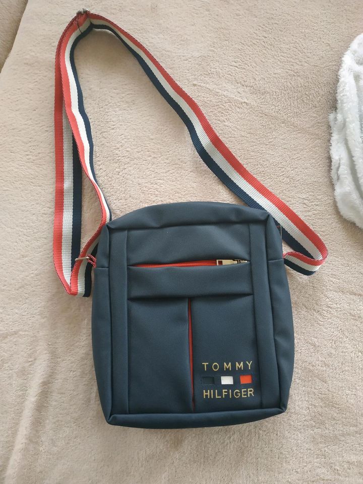 Tasche Umhängetasche Tommy Hilfiger Neuwertig in Dillingen (Saar)