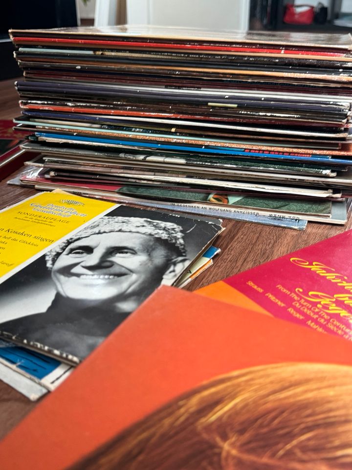 Große Sammlung von 53 Schallplatten–Von Klassik bis Pop! Für nur in Bremen