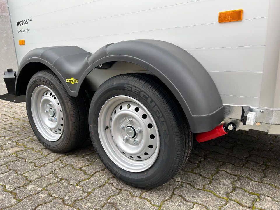 Humbaur Notos Alu 2400 2,4t Pferdeanhänger Sattelkammer Hecktür in Lüdersfeld