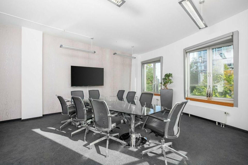 Privater Büroraum für 2 Personen in Regus Dusseldorf, Neuer Zollhof in Düsseldorf