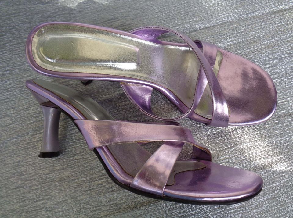 Sandaletten Gr. 37 Absatz 7 cm metallic violett in München