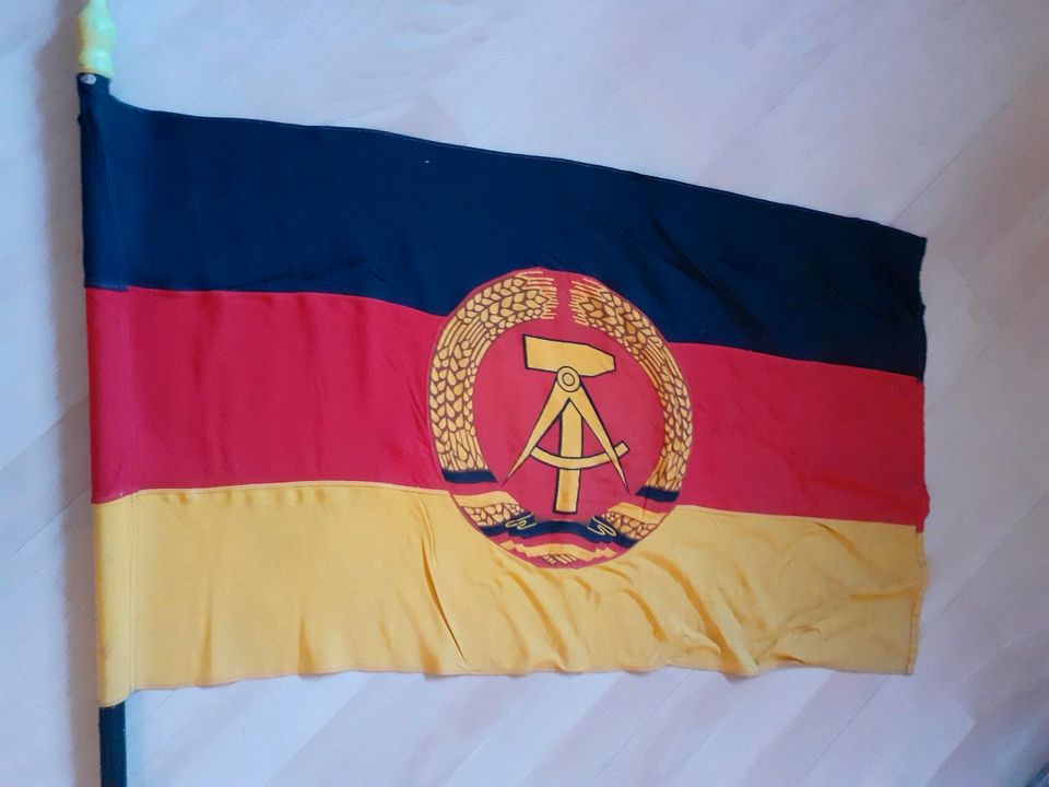 Alte DDR Fahne / Flagge mit Holzstiel in Nußloch