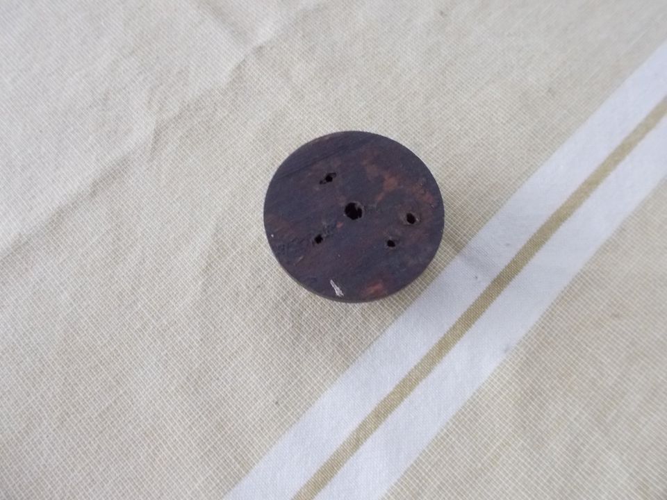 Alte Klingel aus Holz Knopf aus Bakelit in Westensee
