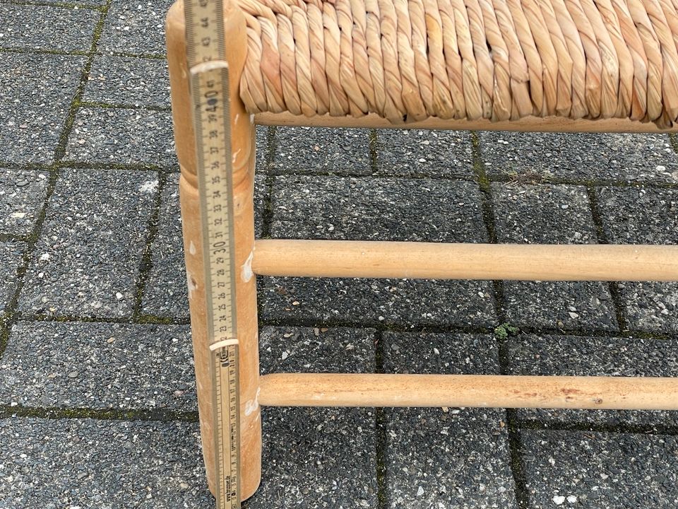 Hocker aus Holz mit Stroh in Senden