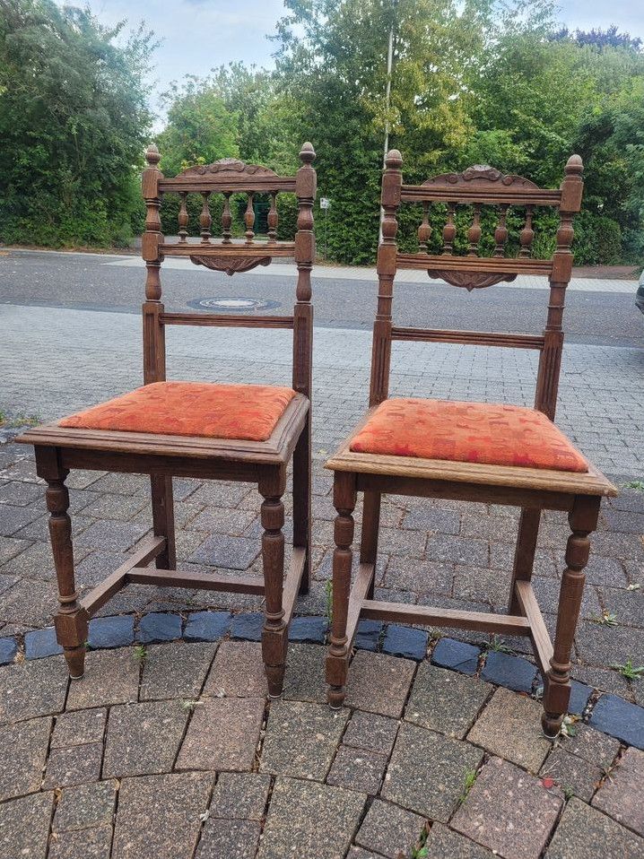 zwei antike Stühle in Würselen