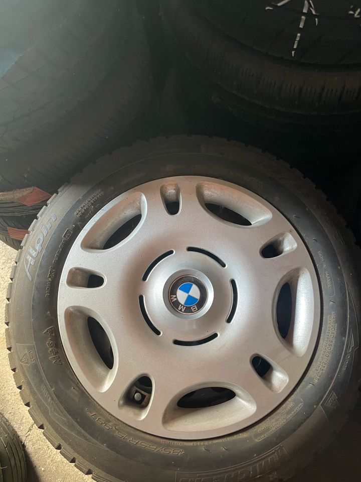 4x ORIGINAL BMW STAHLFELGEN MIT WINTEREIFEN 185/65/R15 in Worms