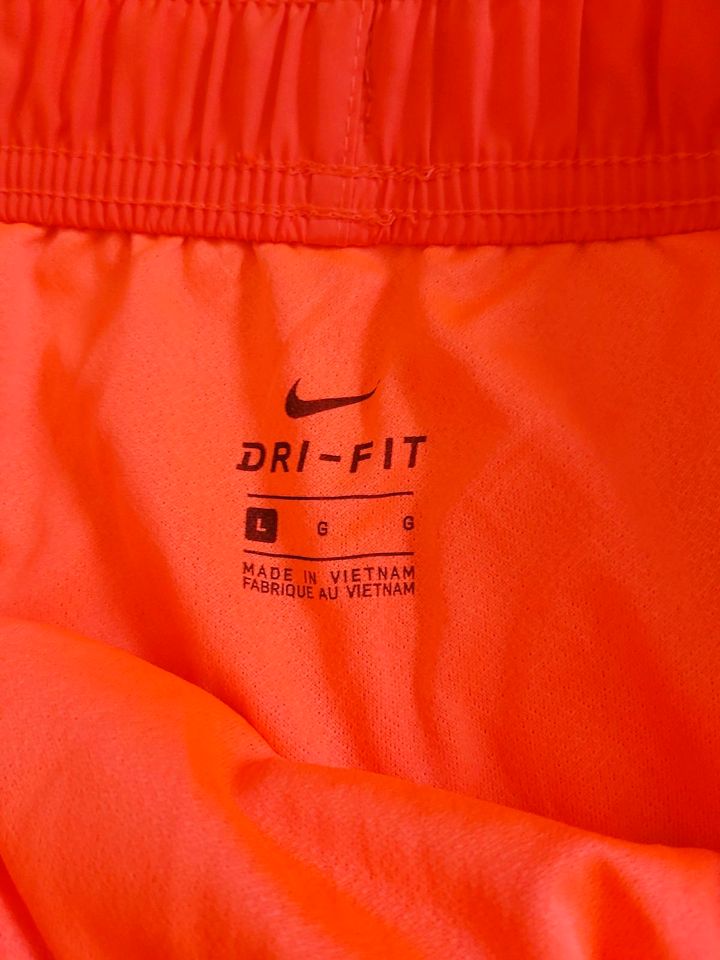 Kurze Sporthose von Nike in Großostheim