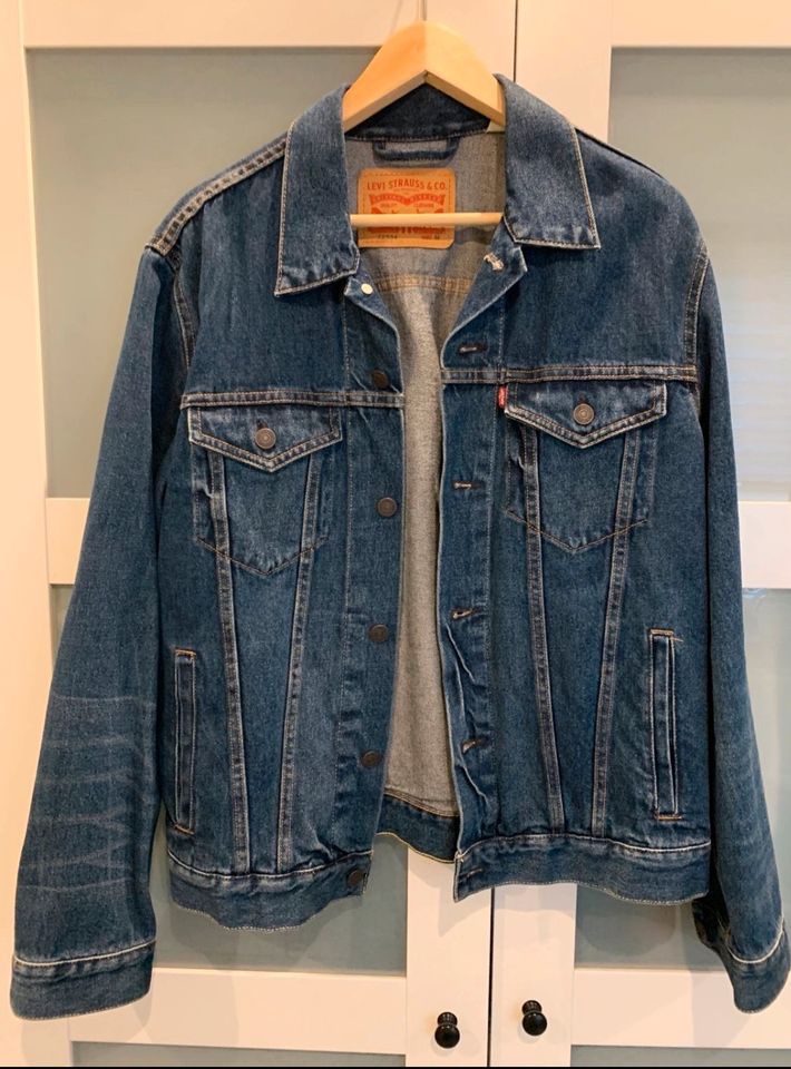 Levi’s Jeansjacke ‘Trucker Jacket’ neuwertig in Berlin