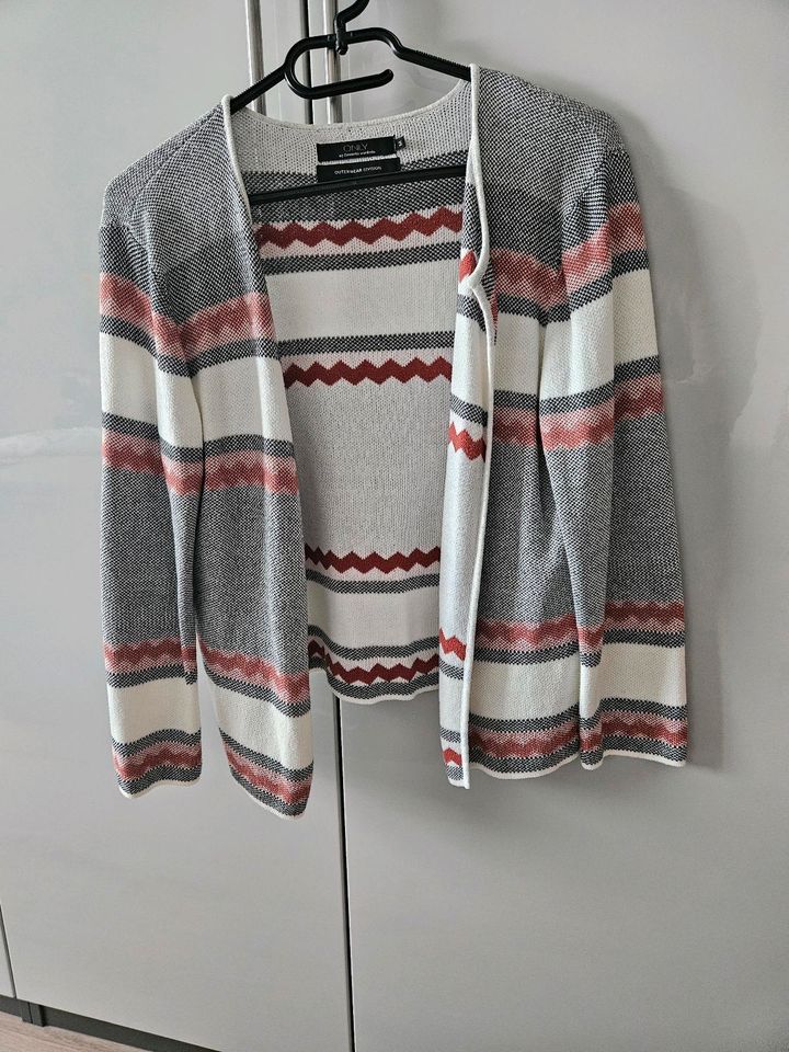 Strickjacke Größe M in Dortmund