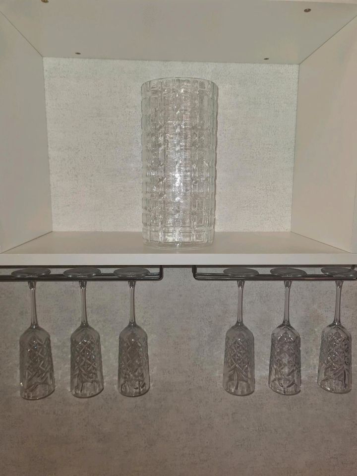 Regal /Weinregal inkl Gläser und einer Vase in Bottrop