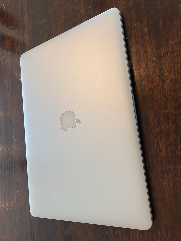Apple MacBook Pro Quadcore i7 2,2 16GB / 256 SSD in Borken
