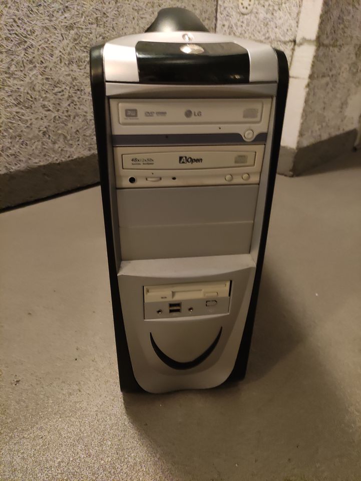 PC Gehäuse inkl. 420W Netzteil, CD/DVD Brenner, 3,5 Zoll Floppy in Bad Nauheim