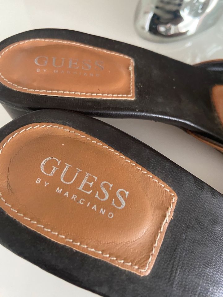 Guess Sandalen Pumps high heels Leder mules Schlappen top in Altenbeken